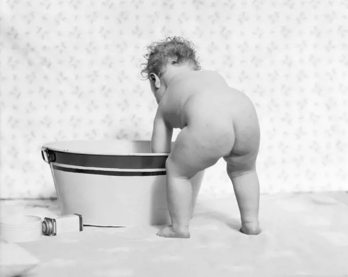 1920s 1930s NUDE BABY REAR VIEW BENDING OVER WASH TUB BATH