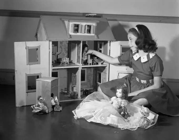 1950S Girl Playing With Doll House & Dolls Toys