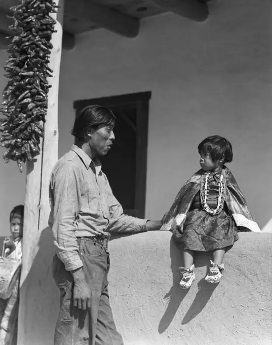 1930s NATIVE AMERICAN INDIAN MAN FATHER WITH HIS TWO CHILDREN GIRL AND BOY SAN ILDEFONSO PUEBLO NEW MEXICO USA