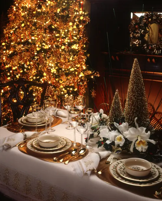 1980s 1990s ELEGANT CHRISTMAS DINNER TABLE PLACE SETTINGS GOLD TRIMMED TREE UPSCALE FESTIVE HOLIDAY PARTY CHINA PLATES