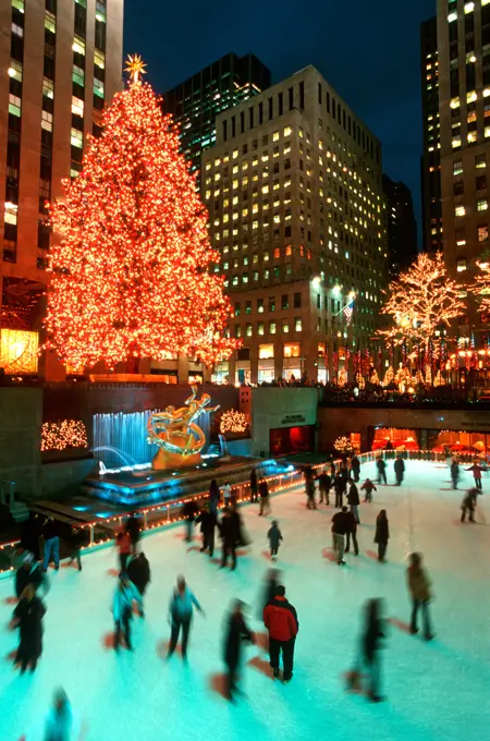 NEW YORK NEW YORK PEOPLE ICE SKATING IN ROCKEFELLER CENTER AT CHRISTMAS TIME