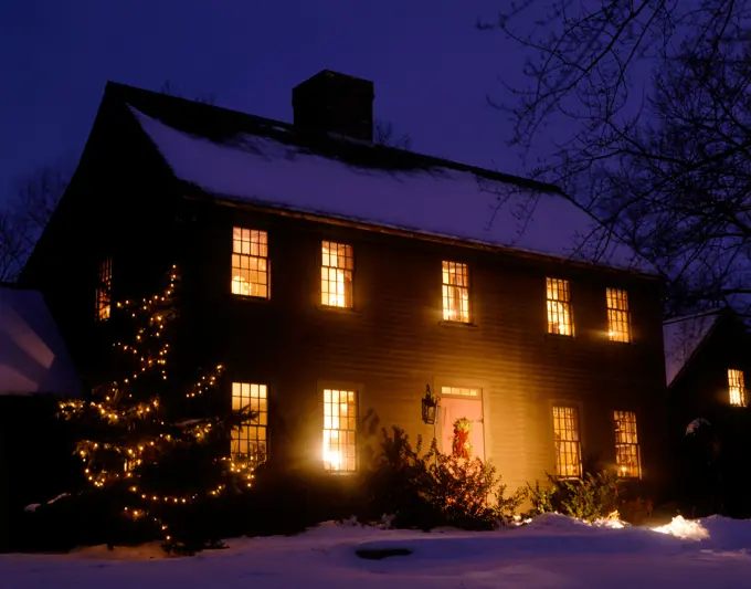 NEW ENGLAND HOME DECORATED FOR CHRISTMAS