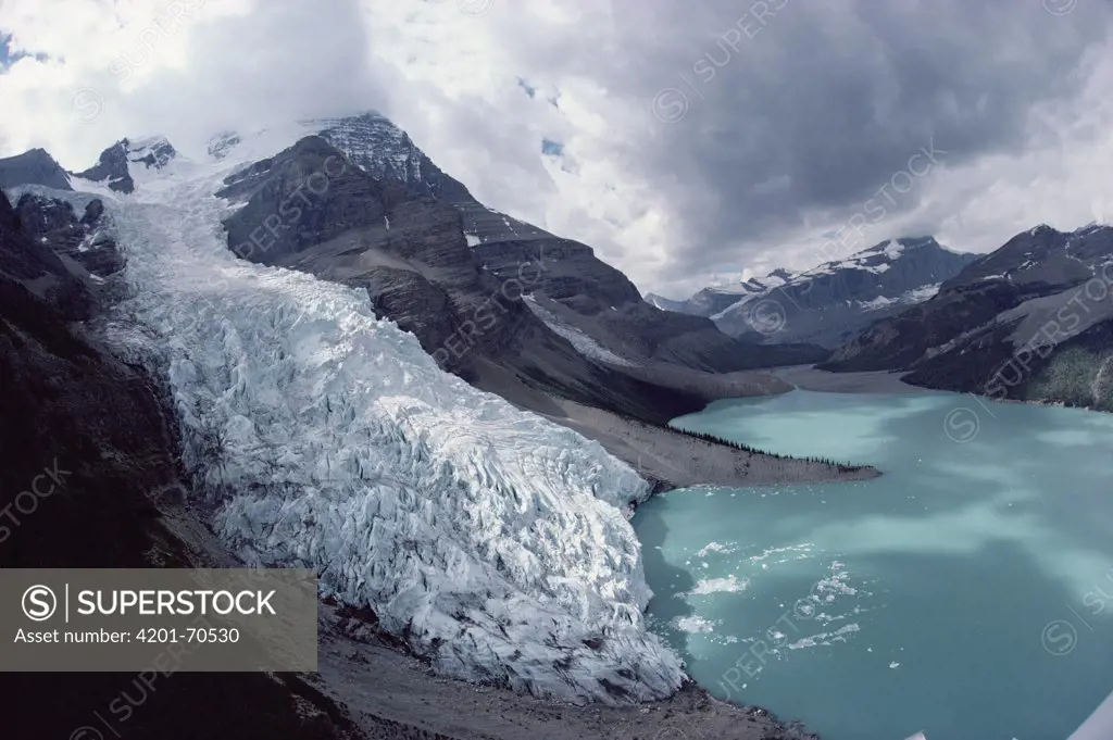 Mount Robson and Berg Lake, Mount Robson Provincial Park, near Jasper National Park, Canadian Rocky Mountains, British Columbia, Canada