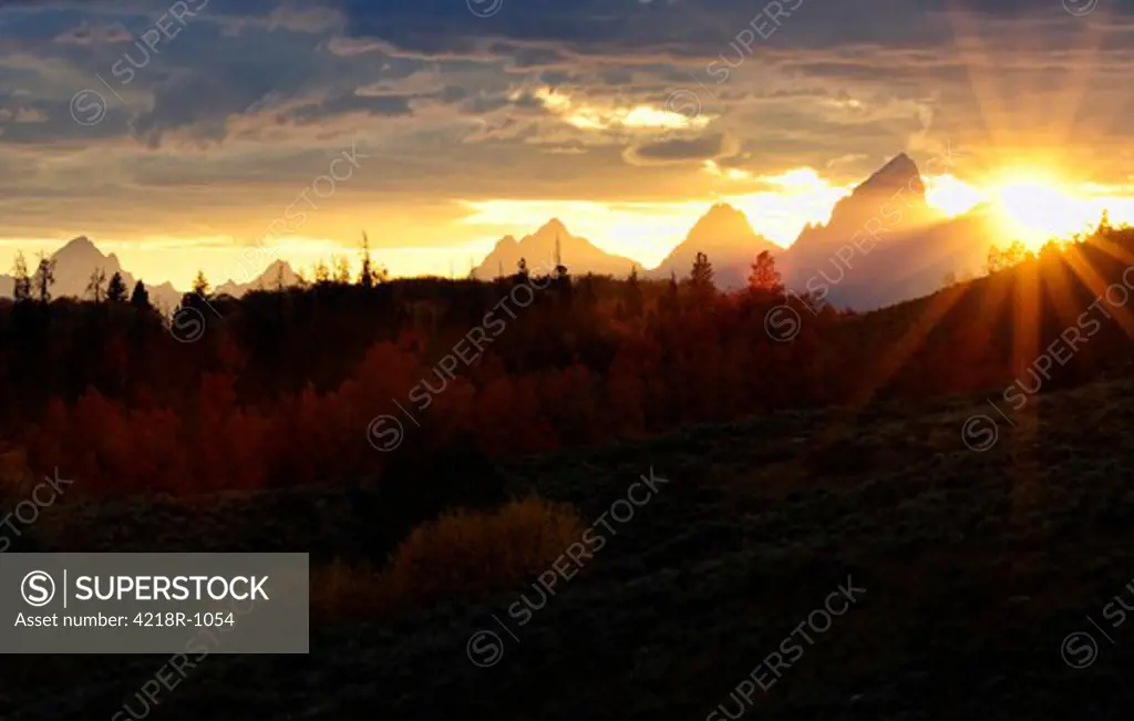 USA, Wyoming, Grand Teton National Park, Teton National Forest, Sunset over Tetons