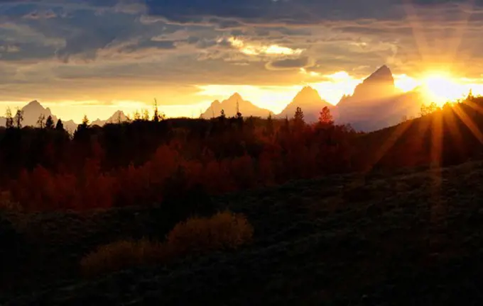 USA, Wyoming, Grand Teton National Park, Teton National Forest, Sunset over Tetons