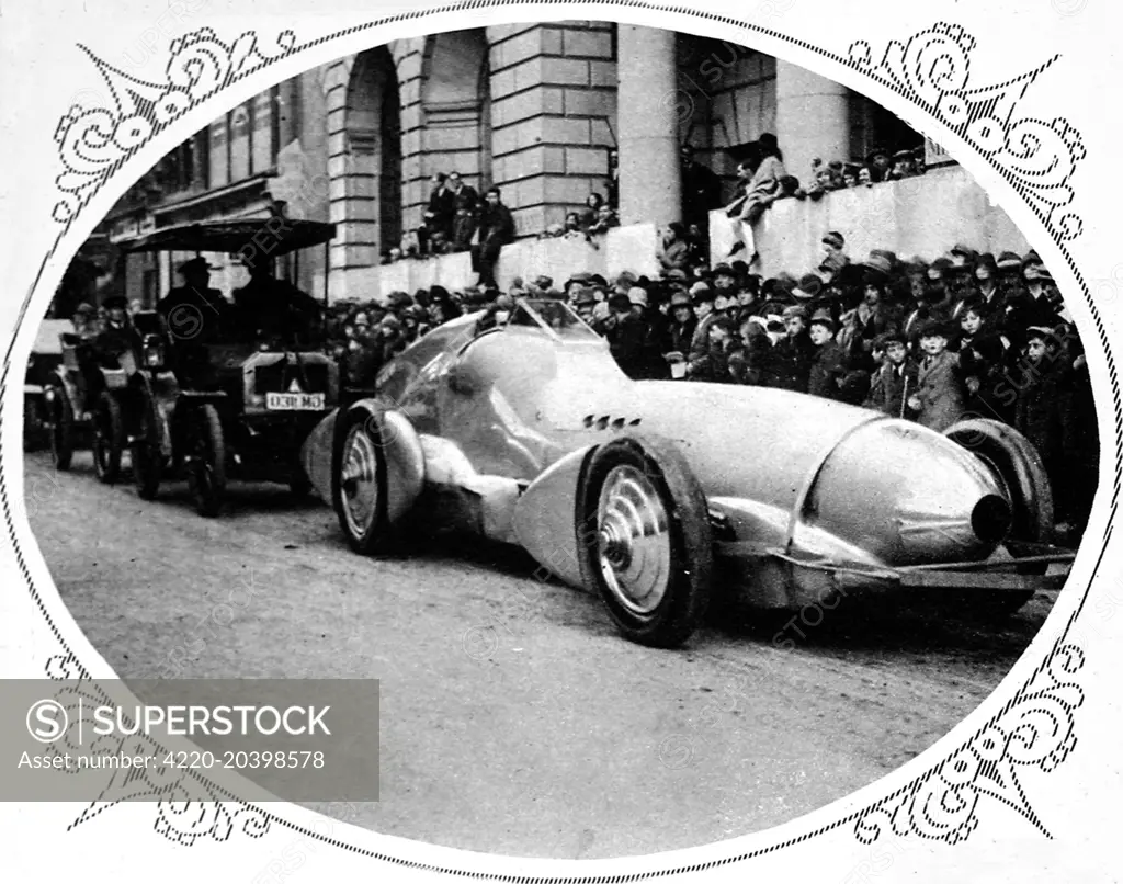 Photograph of Malcolm Campbell's famous 'Blue Bird'. This was the first 'Blue Bird', and was less successful than the larger second one.     Date: November 16th 1929