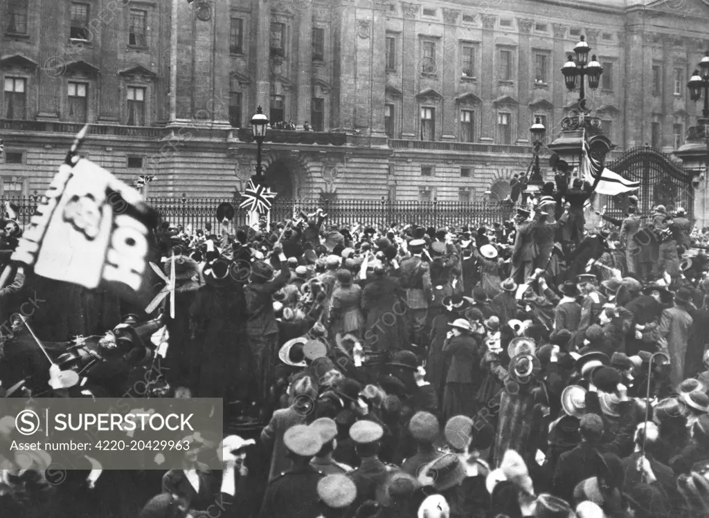 Armistice Day crowd outside Buckingham Palace, London, on 11th November 1918, cheering the Royals on the balcony.     Date: 11th November 1918