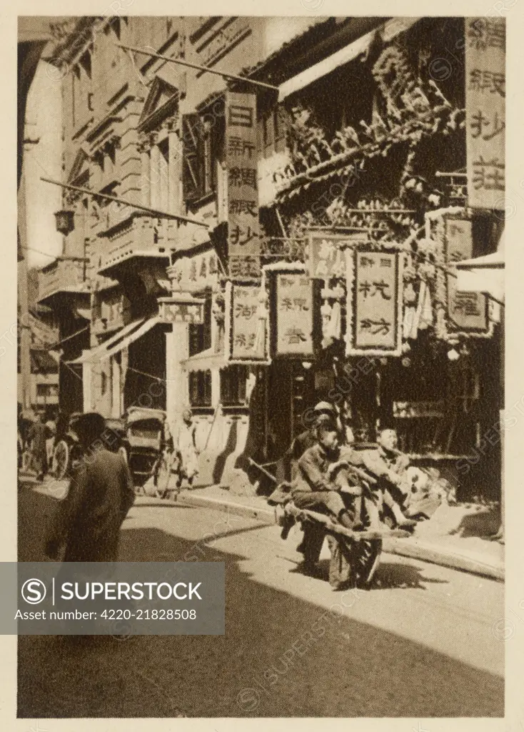 1920s street scene in Shanghai, China     Date: 1920s