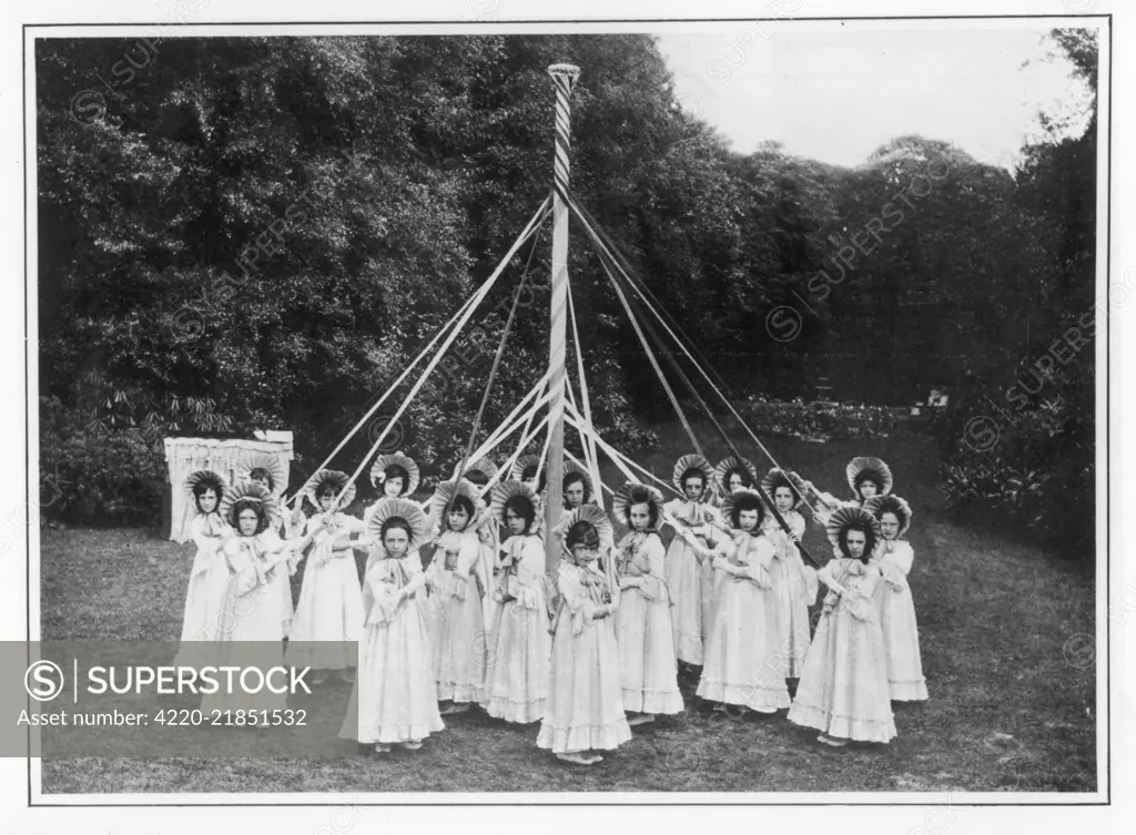  A group of girls and their  maypole in Wokingham, Surrey        Date: 1904