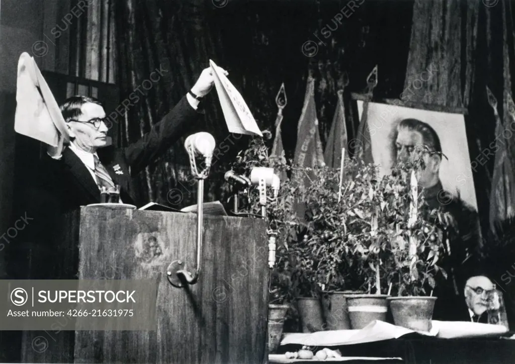 Trofim Lysenko thundering against followers of genetics at the session of VASKhNIL in August 1948, Baltermants, Dmitri (1912-1990)