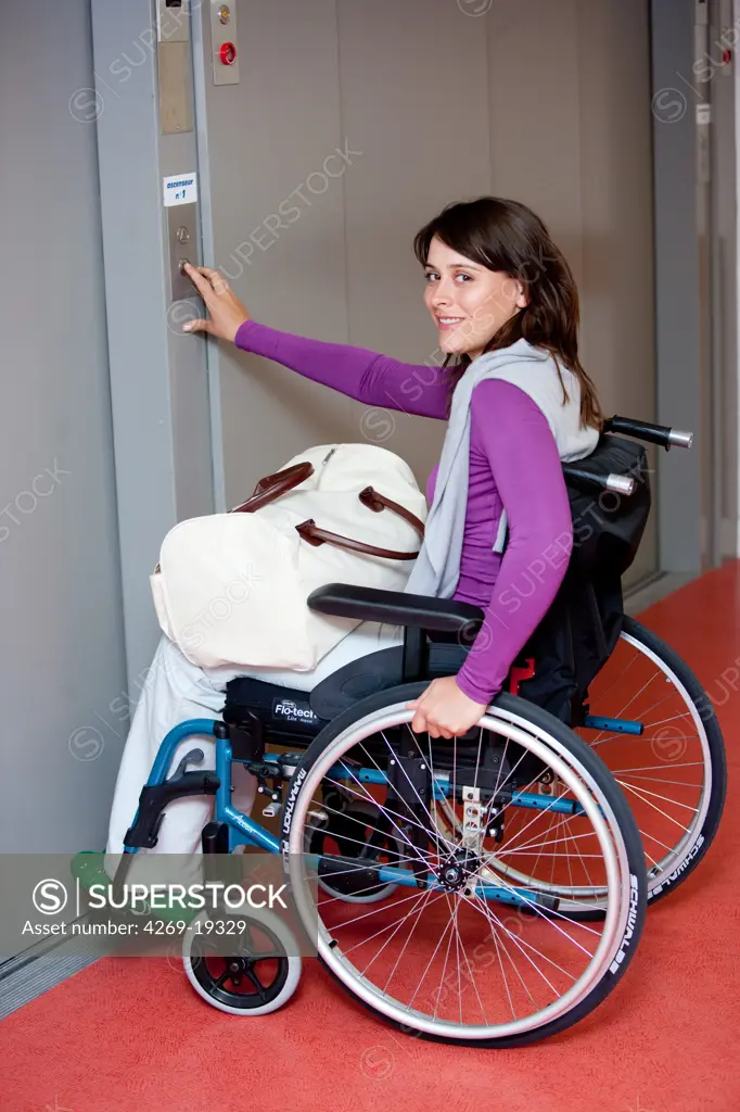 Handicapped people using a lift adapted to disability.