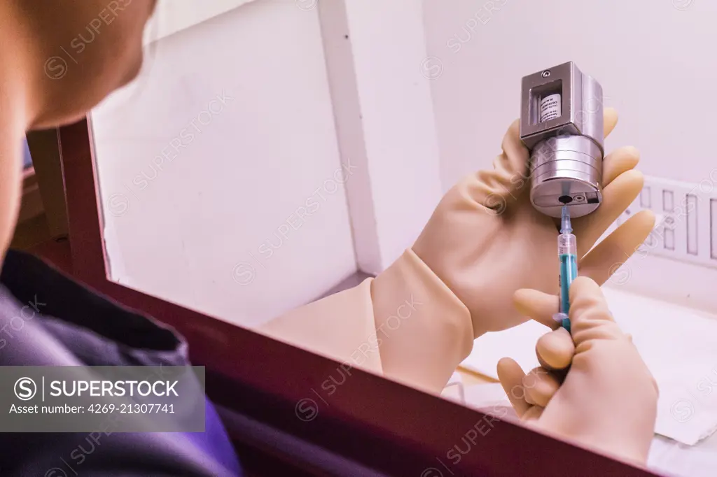 Syringe equiped with a lead shield to protect the technician from the radiations during the injection of a radioactive isotope (technetium 99) prior to a gamma scan examination.