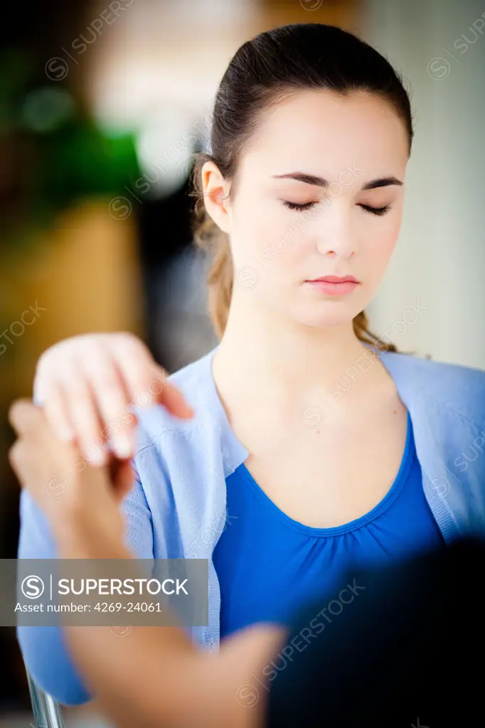 Woman undergoing ericksonian hypnosis. The hand in catalepsy indicates the stage of hypnotic transe.