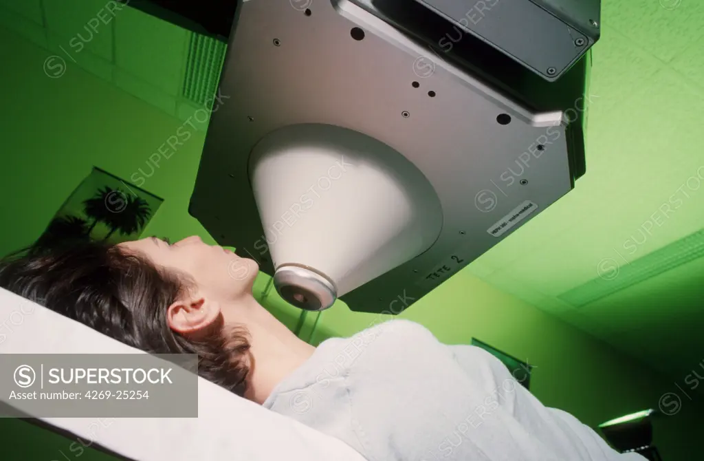 Gamma scan of the thyroid gland. Woman undergoing a gamma scan examination of the thyroid at the department of nuclear medicine, Bichat hospital, France.