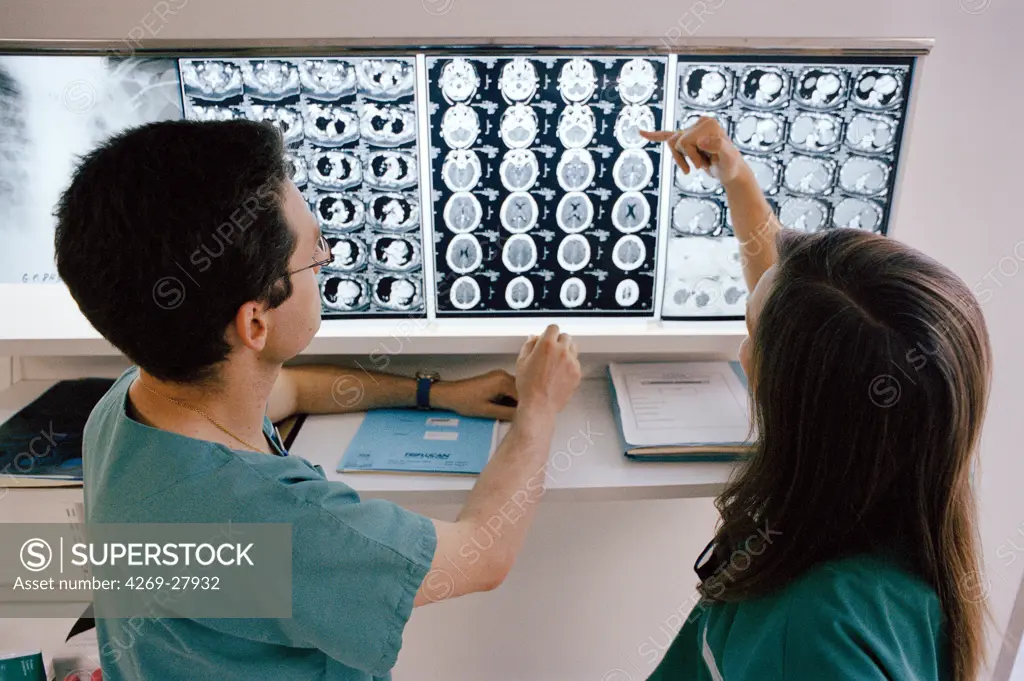 Organ graft. Doctors examining angioscans (blood vessels CT scans) of a potential organ donor. Cochin hospital, Paris, France.