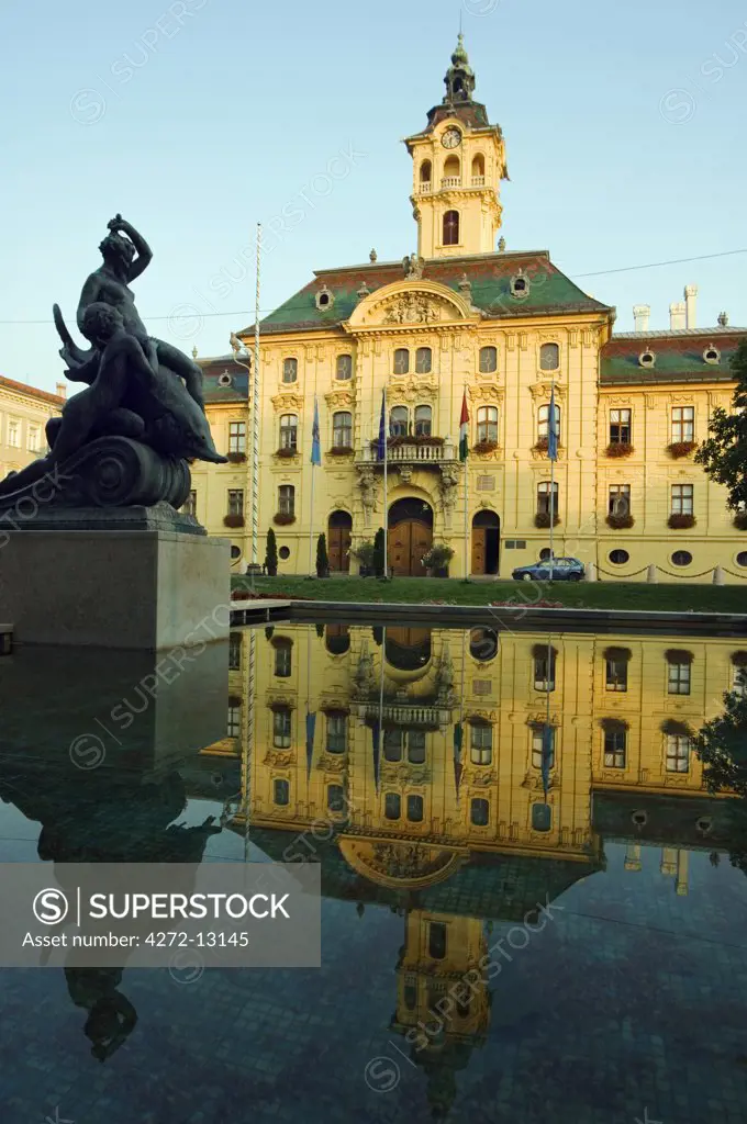 Situated in Szechenyi square, the City Hall was designed and built in 1799 by Istvan Vedres and Janes Schwortz. The City Hall is connected with the Bridge of Sighs, to te neighboring council house, which was constructed for the King-days in 1883, when Franz Joseph took a visit in the City reconstructed after the great flood of 1879.