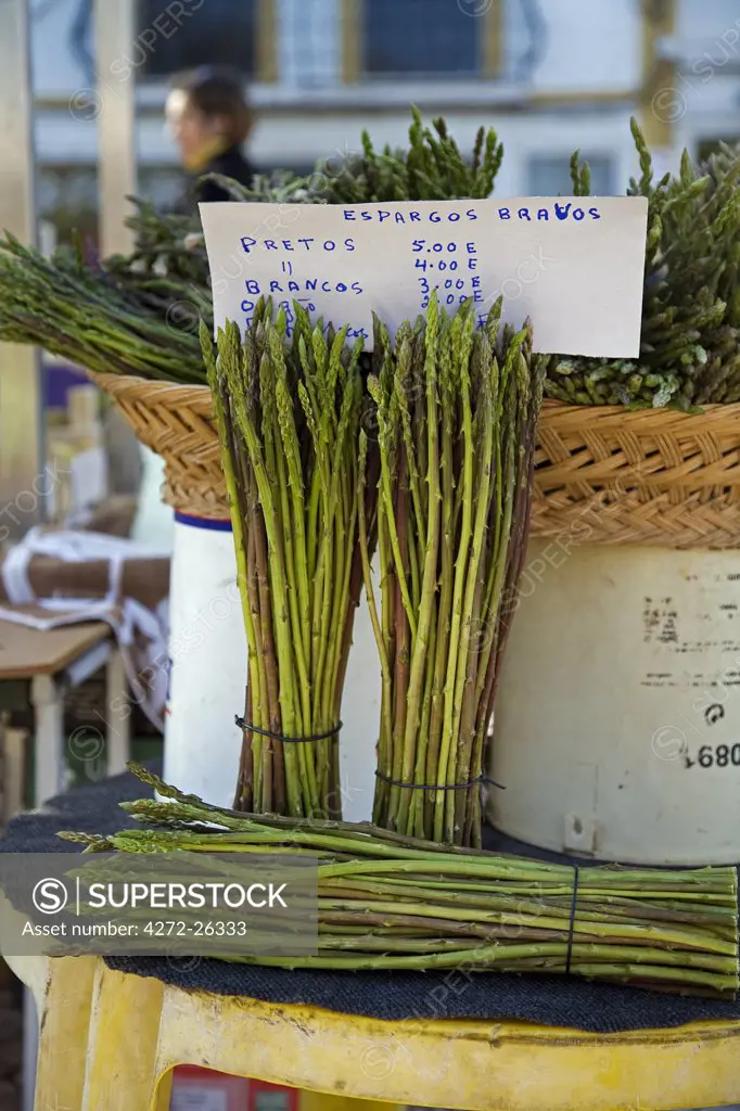 Portugal, Alentejo, Estremoz. Fresh asparagus for sale in the saturday market in the small town of Estremoz in the Alentejo region of Portugal. It is spring and the asparagus is in season.