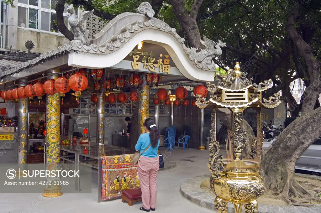 Taipei woman praying at temple in 2-28 Peace Park