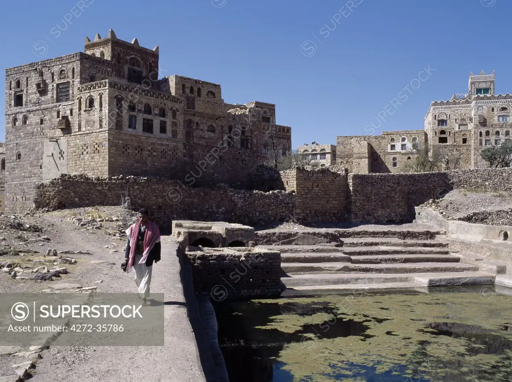 Perched on the edge of the Tabal Kawkaban is the ancient stone town of Kawkaban, which served as a mountain fortress for the residents of Shibam, living at the foot of the mountain, over 1,000 feet below. Inaccessible from most sides, the stout door of the towns only gate is still closed and locked each night.