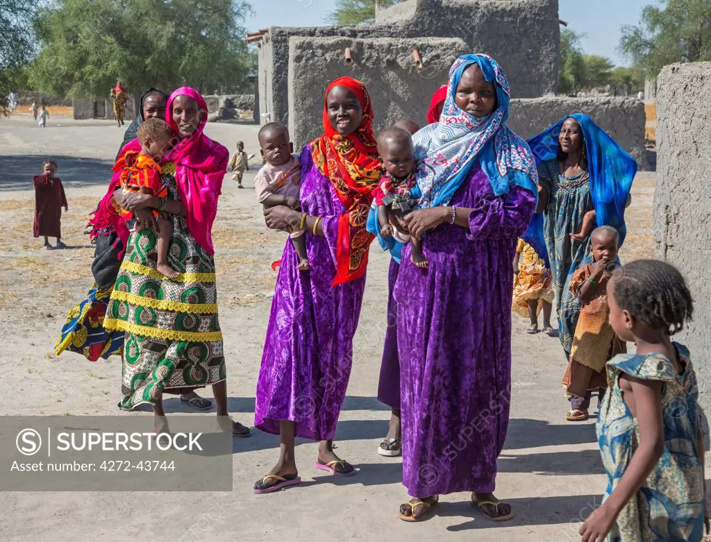 Chad, Kanem, Bahr el Ghazal, Sahel. Women and children of the Kanembu tribe at their mud walled village along the Bahr el Ghazal.