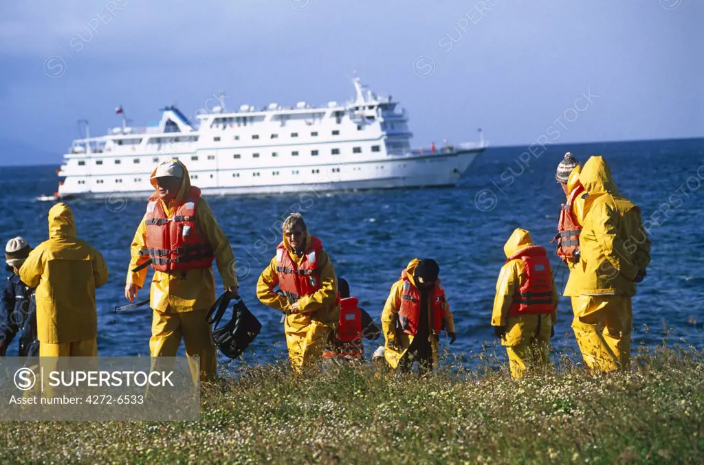 Chile, Tierra del Fuego. Passengers from the cruise ship, Terra Australis on a seven day trip through the islands of Tierra del Fuego from Punta Arenas, Region XII, Southern Chile