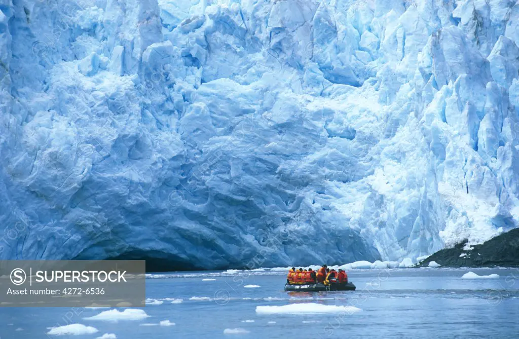 Chile, Tierra del Fuego. Passengers from the cruise ship, Terra Australis on a seven day trip through the islands of Tierra del Fuego from Punta Arenas, Region XII, Southern Chile