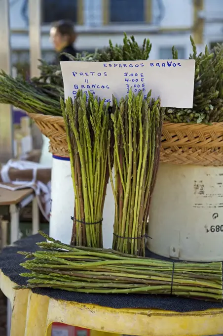 Portugal, Alentejo, Estremoz. Fresh asparagus for sale in the saturday market in the small town of Estremoz in the Alentejo region of Portugal. It is spring and the asparagus is in season.