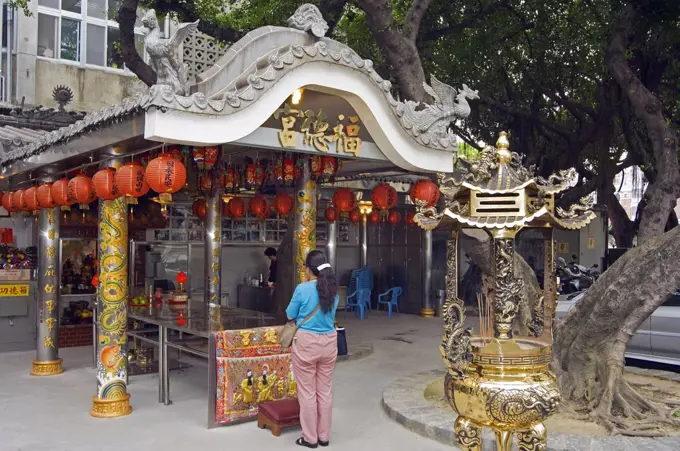 Taipei woman praying at temple in 2-28 Peace Park