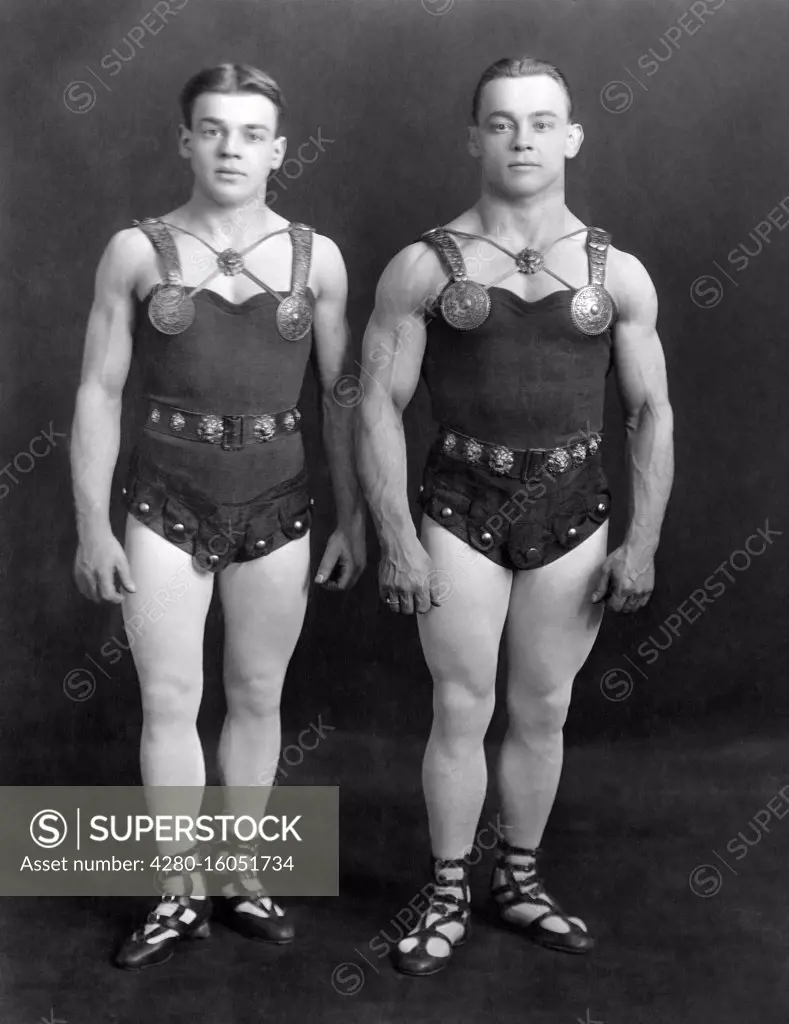 Vintage strongmen (OV2019_112)