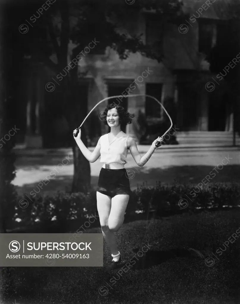 Woman jumping rope (EV003918_H)