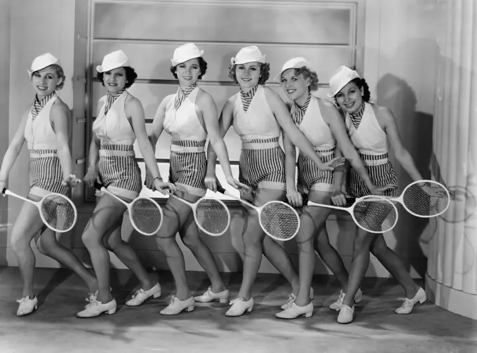 Row of female tennis players in matching outfits (EV003463_H)