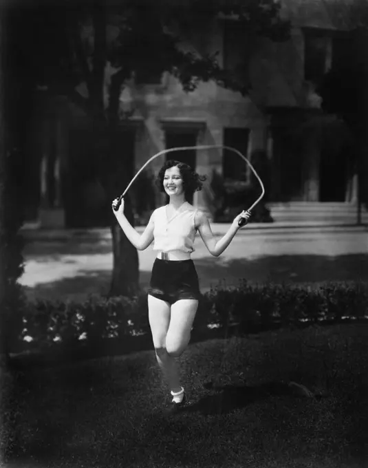 Woman jumping rope (EV003918_H)