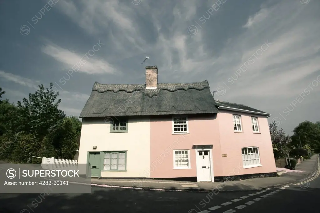 England, Essex, Dedham. A Suffolk pink cottage in the village of Dedham. The landscape provided the inspiration for the paintings of John Constable (1776-1837), whose work made Dedham Vale famous.