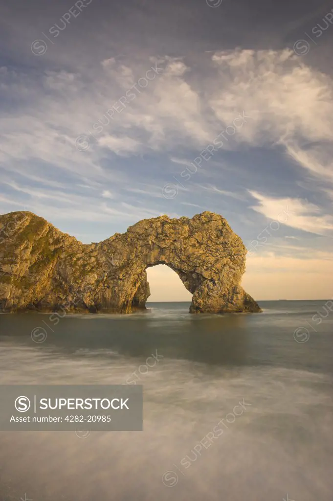 England, Dorset, Durdle Door. Durdle Door, a natural limestone arch on the Jurassic Coast in Dorset.