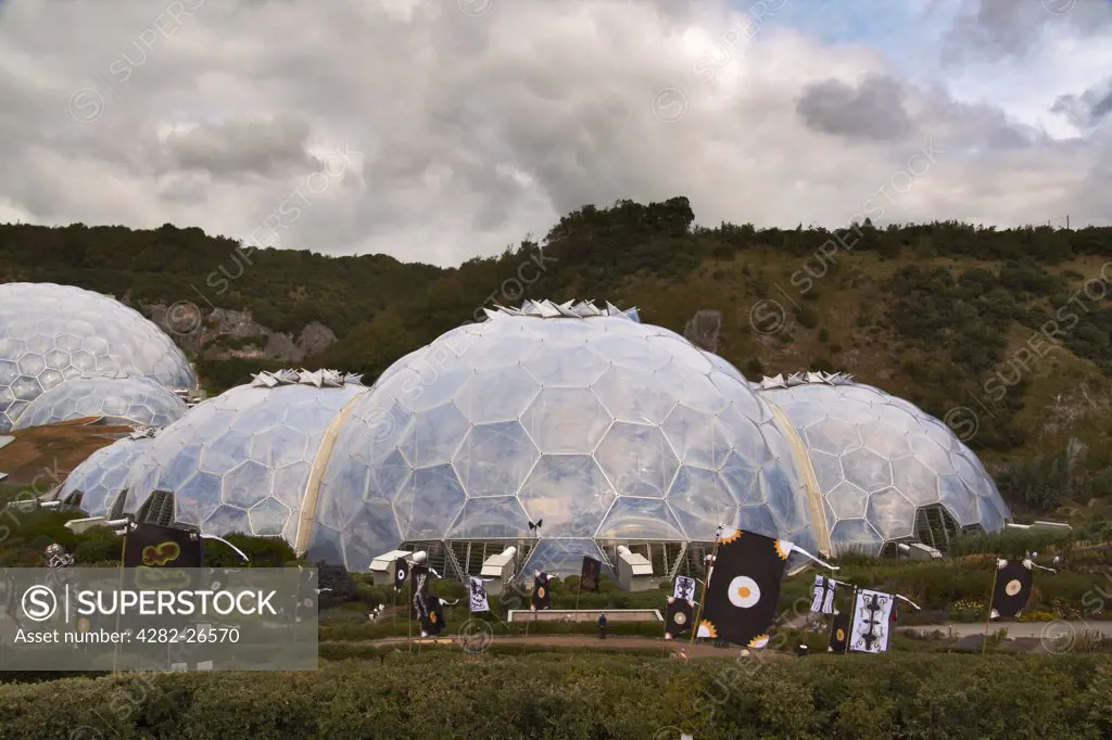 England, Cornwall, The Eden Project. The gardens and gigantic domes of the Eden Project in Cornwall.