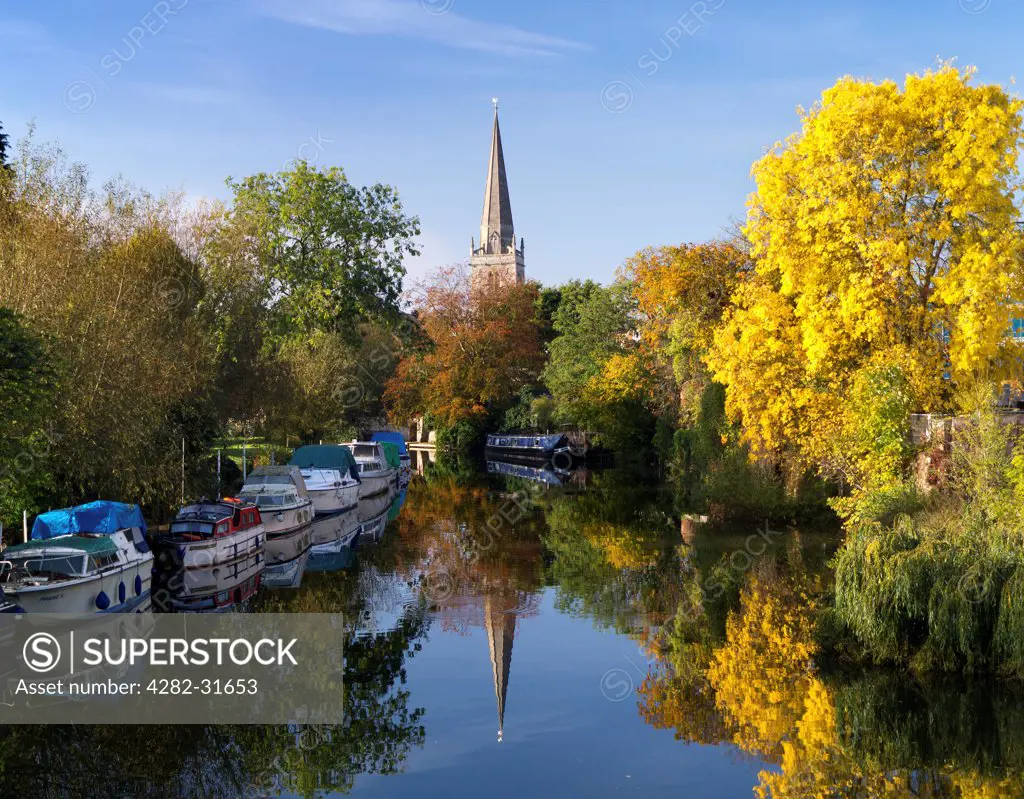 England, Oxfordshire, Abingdon. Abingdon viewed from the bridge in early autumn.