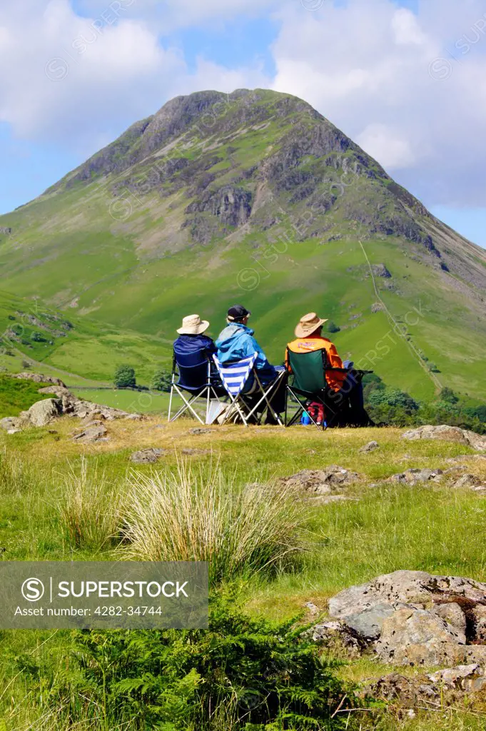 England, Cumbria, Lake District. Hikers enjoying the view in the Lake District.