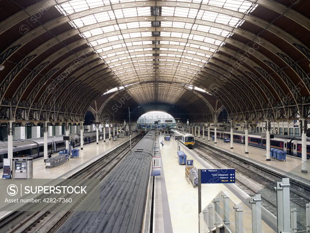 England, London, Paddington. The interior of Paddington station.