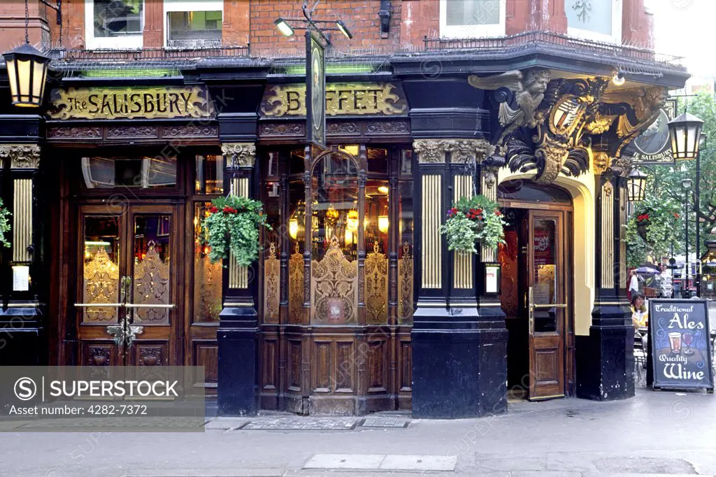 England, London, West End. The Victorian-era Salisbury pub.