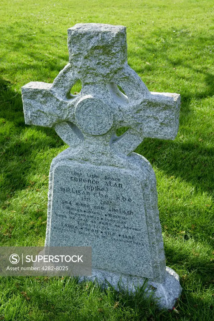 England, East Sussex, Winchelsea. The grave of comedian and entertainer Spike Milligan who died in 2002, in  St Thomas's churchyard at Winchelsea.