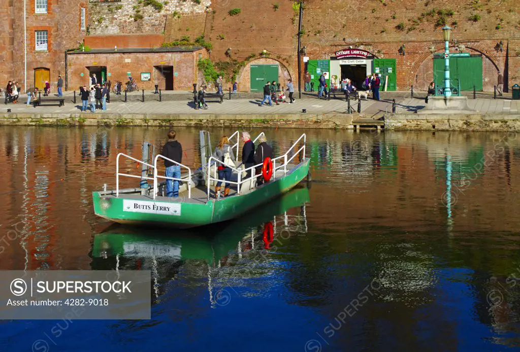 England, Devon, Exeter. The Butts Ferry, a hand operated pedestrian cable ferry that crosses the River Exe.