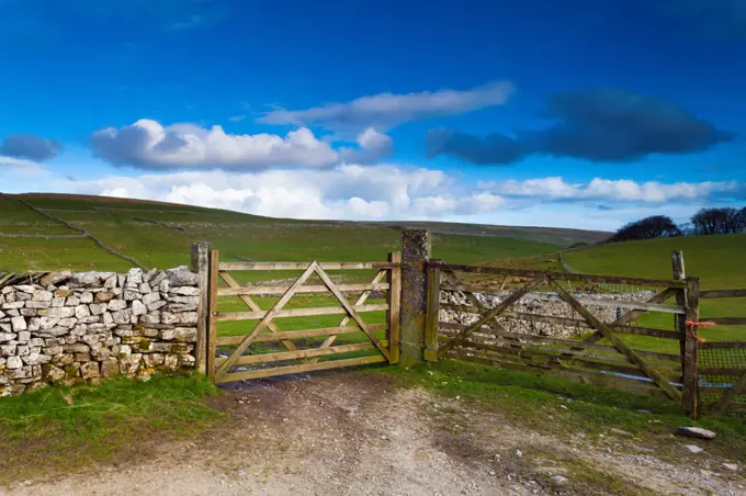England, North Yorkshire, Yorkshire Dales National Park. Farm field and wooden gates near the small village of Horton in Ribblesdale.