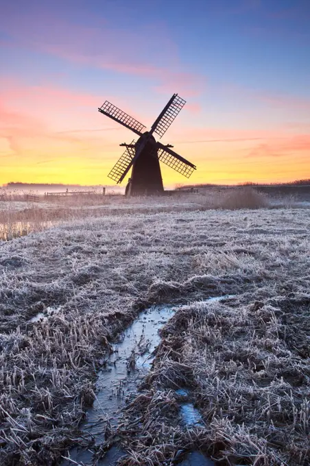 England, Suffolk, Herringfleet. Dawn at Herringfleet Mill on a frosty winter's morning.