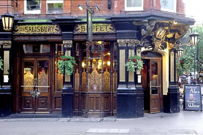 England, London, West End. The Victorian-era Salisbury pub.