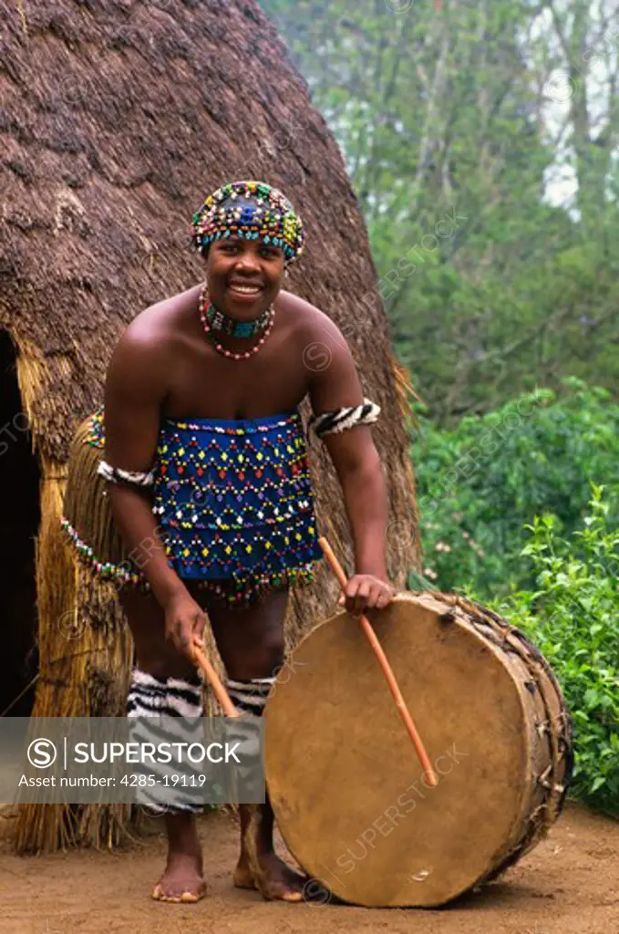 South Africa, Phe-Zulu, Zulu Woman playing Drum