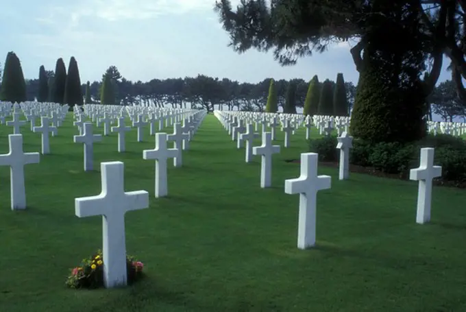 Normandy, France, Omaha Beach, Calvados, Europe, Grave sites marked with crosses for the men who lost their lives during the D-Day landings at the American Military Cemetery near Omaha Beach.