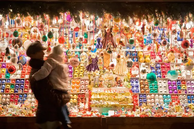 GERMANY BAVARIA NšRNBERG. THE CHRISTMAS MARKET. CHRISTMAS ORNAMENTS STORE.