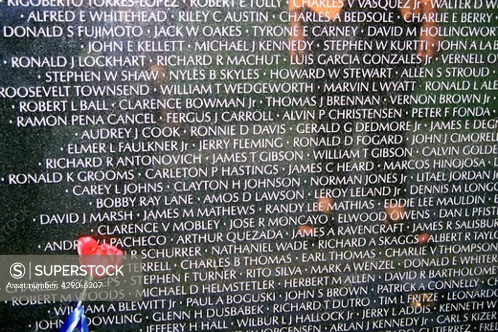 Inscriptions of deceased servicemen engraved on wall, Vietnam Veterans Memorial, Washington, DC, USA