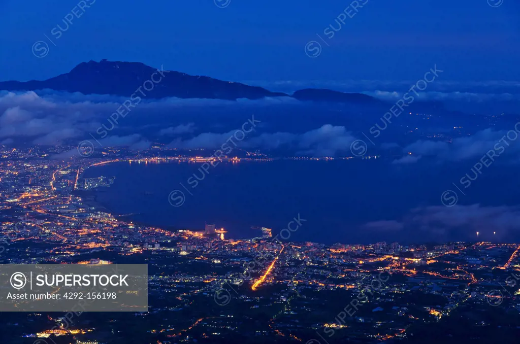 Italy, Campania, Vesuvius National Park, Torre del Greco and Torre Annunziata on the coast (Gulf of Naples), bg, : Mt, Faito and Sorrentinian Peninsula