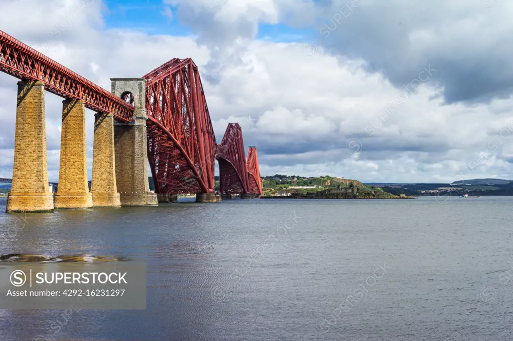 Great Britain, Scotland, Lothian area, the Forth Rail Bridge seen from South Queenferry